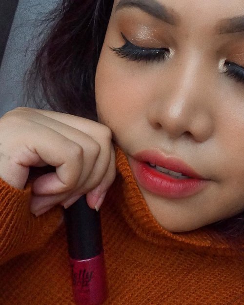 Back again with racun kekoreaan!😆 Lately sukak bgt sama ombre lips using any nude lippie and @ottie_indonesia x @marcelinecarlos Jelly Pop yang Rose Burgundy😍Suka banget karna instantly make your face look fresh💋 .Lashes by: @thewlashesofficial whisper.#ottieindonesia #jellypop #ombrelips #clozetteid