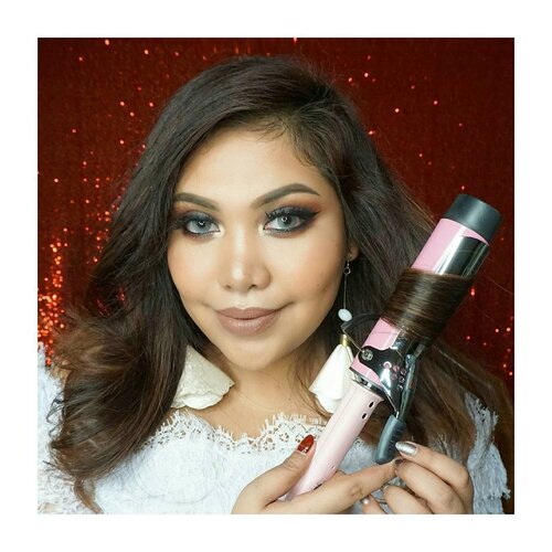 [Flash Giveaway] Hey gorgeous! Suka pake hair curler? You must try this Vodana Glamwave Curling Iron!
Its handy with big rolls and you can set the temperature yang sesuai dengan jenis rambut kalian.. And guess whatt? Its not crazy expensiveee!
.
And better yet, you should check my @charis_official shop, karena ada Hair Diva Combo package, so you'll get this awesome hair curler, a cute super travel friendly Pocket Mini Flat Iron, Freeze Hair Fixer, travel adaptor, Charis uber cute mirror, and super yumm Marshmellow~~ and believe me its really affordable! 😍😍
.
Go straight to my Charis Shop now to get the cheapest prize yasss! ~~ www.hicharis.net/makeupwithselly 😍😍
.
Anyways, kalian biasanya pakai hair tools apa? Yuk share dibawah dan tag 3 teman kamu dan follow aku untuk berkesempatan dapetin 1 Hair Fixer Spray dan 1 lipstick cantik!
.
Lets goo!😍😍
.
.
.
.
.
#charisceleb #charis #hairdivacombo #Vodana #vodanaglamwavecurlingiron #giveaway #giveawayindo
#korea #koreanmakeup #flashgiveaway #clozetteid