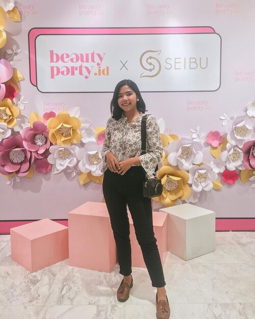 Seru banget kemarin aku berkesempatan datang ke acara beauty demo "Daily Makeup Look with @kamaliabeauty "✨ Sharing tentang makeup simple dan fresh untuk sehari - hari dan bisa ketemu temen - temen lainnya🥰 Stay tune terus di instagramnya @beautyparty_id karna akan ada banyak event lainnya💫
.
Acara pop up store hanya sampai tanggal 8 Maret 2020 saja lohh, yukk buruan datang datang ke #popup @beautyparty_id x @seibu_ind Grand Indonesia West Mall ✨
#BeautyPartyID #BeautyPopUp #BeautifyYourself #ObsessedWithBeauty #clozetteid