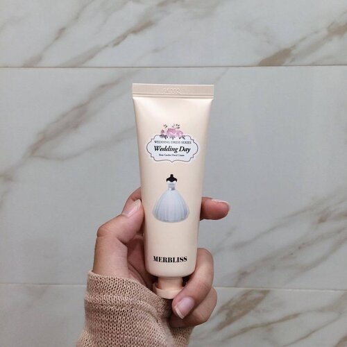 So last week i got my #Merbliss Hand Cream from @charis_official ✨
interested with this hand cream because of the cute package.
and the size, as you can see, it's really perfect to be in your bag everyday☁️
I choose the pink one and my reason is the scent of rose makes me want to smell and smell again😂
Last, the texture is so soft. As soft as whipped cream👌🏻
Shop now at https://hicaris.net/angelynagatha/1ua ❤️
.
.
#handcream #handcreamforgoingout #perfumedhandcream #rosescent #charisceleb
#clozetteid