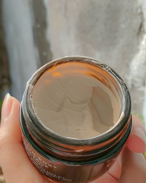 Setelah sekian lama nggak deket-deket sama clay mask, akhirnya mau nyoba lagi. Ini pun karena bonusan pas beli serum The Bath Box.Am not a fan of clay mask sejak lama. Karena sifatnya yang absorb oil tentunya. Udah berumur ya, nggak bisa semena-mena sama kulit.Lalu, apakah masker Fresh Face ini juga demikian? Iya sih. Habis maskeran (pakainya 5 menit aja, jangan sampe kering pokoknya) kulit rasanya bersih banget hampir keset. Seminggu pakai maksimal 2x aja.The only thing I love adalah wanginya yang surgawi. Relaxing sekali dipakai. Serius seenak itu wanginya. Wangi melatinya jauh dari kesan horor. Jadi wangi scented candle atau pillow mist pasti laris.---#clozetteid #BeautyThings #claymask #skincareindonesia #skincareblogger