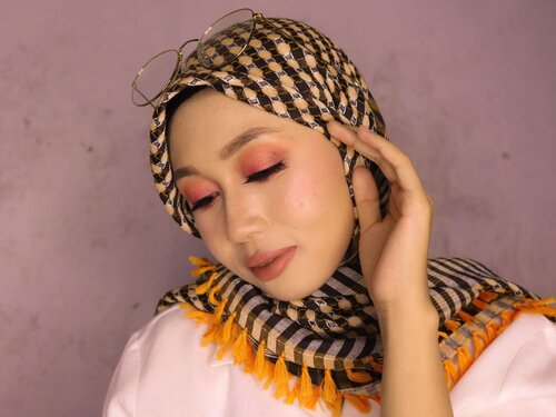 Full look dari #eotd kemarin 🍁🍁🍂🍂⠀⠀⠀⠀⠀⠀⠀⠀⠀⠀⠀⠀⠀⠀⠀⠀⠀⠀Makeup details:⠀⠀⠀⠀⠀⠀⠀⠀⠀@sariayu_mt Eyeshadow Kit J-02 warna oren.⠀⠀⠀⠀⠀⠀⠀⠀⠀@altheakorea Sunrise & Moonrise warna beige untuk transisi  dan kontur hidung.⠀⠀⠀⠀⠀⠀⠀⠀⠀@pixycosmetics Concealing Base dan Make It Glow Silky Powdery Cake untuk complexion.⠀⠀⠀⠀⠀⠀⠀⠀⠀Blushnya lupa.⠀⠀⠀⠀⠀⠀⠀⠀⠀@otwoocosmetics eyebrow yang kemarin lusa saya tulis review singkatnya di foto sebelah.⠀⠀⠀⠀⠀⠀⠀⠀⠀Liptsik kombinasi antara @thebathbox SLP in Kym, @pac_mt Satin Lip Cream in Misty Chocolate, dan @mamondeindonesia Creamy Tint Balm in Dandy Coral.⠀⠀⠀⠀⠀⠀⠀⠀⠀⠀⠀⠀⠀⠀⠀⠀⠀⠀#makeupoftheday #motd #fallmakeuplook #faceoftheday #beautybloggerindonesia #beautiesquad #semarangbeautyblogger #kefyeh #clozetteid #hijabindo #tapfordetails