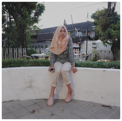 Ini Virly, bukan Kartini.Difotoin @vinaeska , bukan difotoin Kartini.Oh, well, nggak perlu jadi Kartini dan pakai kebaya kan, untuk menginspirasi?Nggak perlu menginspirasi juga untuk posting foto sendiri di akun sendiri.This is only an ordinary life..#OOTD #clozetteid #hijabers #beautiesquad #sarcasm #nomotivationalquote