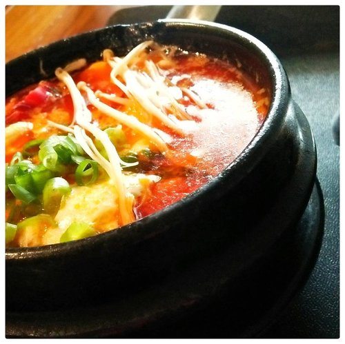 Udah siang. Jangan lupa makan siang gengs! 
Sundubu Jigae-nya @seoul_chicken_smk asik dimakan siang-siang gini. 
Cari tau menu apalagi yang recommended di rumah makan ini. 
Artikelnya ada di @gogirlmagz
 http://www.gogirlmagz.com/directory/food/seoul-chicken-tempat-makan-menu-korea-affordable-di-semarang-P02179.html
#ggrep
#clozetteco 
#clozetteid 
#bloggersemarang
#semarangfood
#koreanfood
#lunchwithvirly