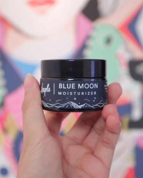 🌛@haple.id Blue Moon Moisturizer🌛 🌻 Pertama kali tertarik brand ini karena konsepnya yang young & aesthetic. Jadinya kubeli moisturizer ini pas pelembap habis. 🌻 Packaging superb! Boks luar dan kemasan pas pengiriman dari kertas coklat ala2 eco friendly. 🌻 Keterangan di kemasan sangat lengkap. Saya sampai kepo manufacturernya yang (ternyata) juga manufacturer brand skincare lain (yang juga konsepnya menarik). Jadi ingin bikin brand skincare juga kan jadinya wqwq. 🌻 Blue Moon ini supposed to be moisturizer untuk kulit acne prone. Key ingredients-nya menarik: oat, rose, centella asiatica, chamomile, oil2an, etc. Bahan2 femes semua. 🌻 Saya pakai moisturizer ini buat malam hari dan kadang pagi juga. It works untuk melembapkan kulit. Finish-nya pun nggak greasy, malah hampir matte. 🌻 Sayang, teksturnya saya nggak suka. Susah diratain (cek slide terakhir!) 🌻 Apakah beneran treat and prevent acne? Sayang sekali tidak. Ini hidung saya lagi ada pimple satu. Minggu lalu juga dahi saya sempat ada pimple. 🌻 Kesimpulan? Simpulkan sendiri aja kalau mau. Wqwq. Seriusnya: moisturizernya Haple ini masih akan saya pakai as pelembap muka. Pimple yang muncul itu memang hormonal.#ClozetteID #BeautyThings #skincarelokal #skincarejunkie #localbrand #skincareblogger #beautiesquad @beautiesquad #localbeauty #beautynesia #beautyjournal #fdbeauty