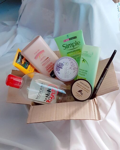 #VirlyNgabisin edisi Juni yang baru diunggah saat bulan Juli mau habis.Nggak ada produk baru. Semuanya udah pernah ditulis reviewnya di blog atau di feed sini.Btw, kalian kalau buang sampah botol bekas skincare gini ke mana? Dikumpulin sesama yang plastik/kaca lalu dipulung pemulung, atau dibuang biasa aja kayak bungkus es boba, atau dikirim ke tempat pengelolaan limbah plastik?...#clozetteid #skincareblogger #skincareempties #sampahskincare #greenliving #sustainablebeauty