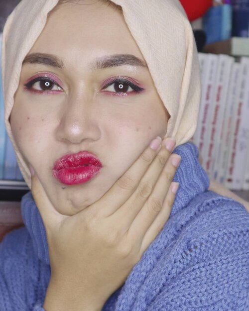 Valentine's day, they said.Yodah ini makeup valentine mager, tanpa bulu mata. Yang penting kelihatan blink2 dan lips warna merah.Nggak ada yang ngajak ngedate nih? 🤨Btw ini makeup pakai produk2 di #SOCOBOX kapan hari.Eyeliner: @gobancosmetics Glitter eyeshadow: @nyxcosmetics_indonesia Lips: @esqacosmetics x BCL lupa shade#clozetteid #motd #makeupvalentinesday #beautiesquad @beautiesquad