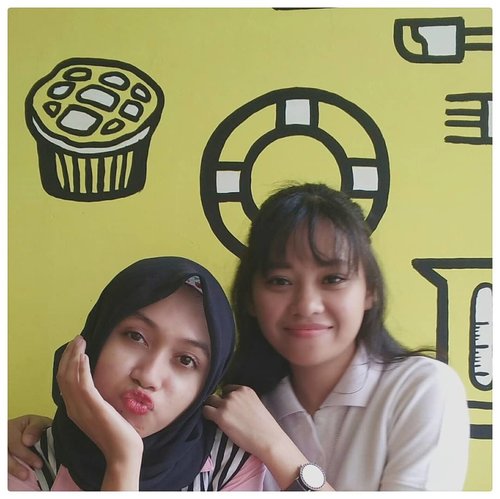 🌼In frame : me & @iam_mbombi Captured by tripod & self timer 👌#sisterhood #clozetteid #yellow #lesscontrast