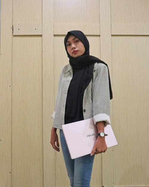 OOTD pakai @asusid.RAM 8 GB, processor Intel Core i5, baterai tahan 24 jam. Bonus: warnanya pink gemes banget!Mari cc-in sugar daddy. Kubutuh laptop ini buat jadi beauty blogger hitz nan femes.Difotoin @handikoo#ColorfulisMyLife#ASUSGatheringSMG@aca.marisa @emmet24son @riandanumu @carolinesida#clozetteid #OOTD #hijabers