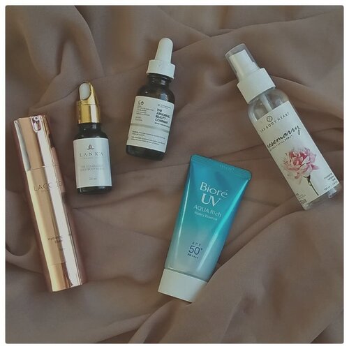 Current morning skincare routine.Sejujurnya pengen semua skincare brand lokal. Just because.@thebodyheartRosemary as toner.@lacoco.id HDE as essence.@deciem The Ordinary Caffeine & ECGC as undereye & smile lines serum.@lanka_id Argan Oil as moisturizer.@id.biore Sunscreen..Dilihat-lihat makin ke sini bikin flatlay makin nggak niat 😑.#skincareroutine #beautiesquad #beautywriter #minimalistskincare #localbeauty #rosewater #arganoil #clozetteid