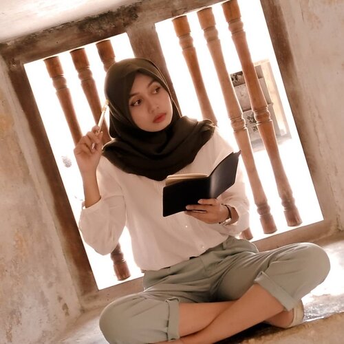 Foto aslinya lurus. Ini sengaja dimiringin, pakai #lightroom tetep.Filosofinya apa foto dimiringin? Menggambarkan hidup yang enggak bisa dijalani lurus-lurus aja..#clozetteid #contentcreatorlife