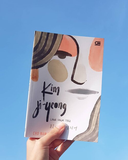 🏷Kim Ji-Yeong Born 1982🏷Bacanya kesel. Lalu merasa relate. Lalu kesel lagi. Baca ini karena filmnya. Surprise! Filmnya lebih bagus dibanding bukunya. Mungkin karena saya baca versi terjemahan. Eh, saya baca seri Twilight juga terjemahan ding, tetepan bagus buku dibanding film.Malas mengakui, tapi saya berderai air mata nonton filmnya. Cemen sekali memang.Bukunya lebih logis. Dan nggak terkesan Kim Ji-Yeong sentris. Lebih universal. Like, kita semua pernah ada di posisi itu.Wtf memang masyarakat patriarki.#clozetteid #instaread #BookishTalks #instalit #bookstagram #kimjiyeongborn1982