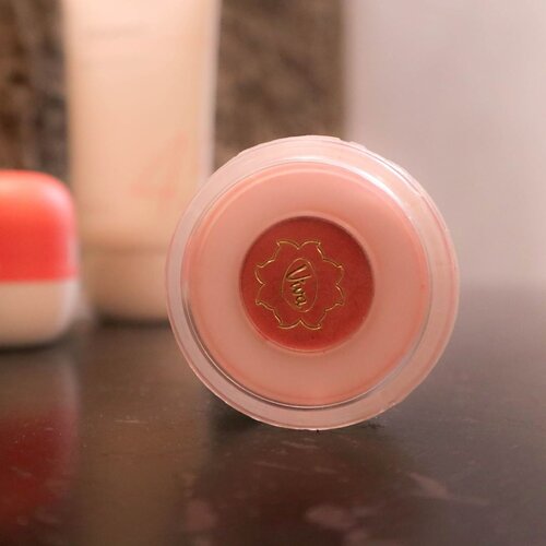 "Blush on lima ribuan emang bisa dipake?"⠀⠀⠀⠀⠀⠀⠀⠀⠀⠀⠀⠀⠀⠀⠀⠀⠀⠀Perkenalkan, Viva Fin Touch, blush on lima ribuan yang sering banget saya pakai. Blushnya sih B aja. Enggak jauh beda dengan blush on lokal lain. Enggak terlalu pigmented, tapi buildable. Jenis blush on yang aman dan lovable. Tapi berhubung saya suka pakai blush on menor, saya jadi kurang suka pakai Viva ini. Kelamaan build warnanya.⠀⠀⠀⠀⠀⠀⠀⠀⠀⠀⠀⠀⠀⠀⠀⠀⠀⠀Ketahanannya? Well, pokoknya saya belum pernah pulang kerja dalam keadaan blush on pudar. Belum pernah coba single use di outdoor sih. Mungkin nanti, kapan-kapan kalau ingin. Eh, tapi ngapain juga? Saya hampir enggak pernah tuh, pakai blush on cuma satu jenis.⠀⠀⠀⠀⠀⠀⠀⠀⠀⠀⠀⠀⠀⠀⠀⠀⠀⠀Soal packaging, kelihatan cheap sih. Ya mau kemasannya gimana buat blush on seharga cilok? ⠀⠀⠀⠀⠀⠀⠀⠀⠀⠀⠀⠀⠀⠀⠀⠀⠀⠀Pan blush ini aslinya kecil banget. Nge-swipe produknya jadi kurang mantep. Terus itu pinggirannya yang warna putih itu kan sering banget bersentuhan dengan brush ya, jadi gampang banget kotor kena noda serpih-serpih blush. Selain itu, cap mikanya ringkih banget.⠀⠀⠀⠀⠀⠀⠀⠀⠀⠀⠀⠀⠀⠀⠀⠀⠀⠀Udah, gitu aja.⠀⠀⠀⠀⠀⠀⠀⠀⠀⠀⠀⠀⠀⠀⠀⠀⠀⠀#clozetteid #makeupaddict #beautywriter #BeautyThings #beautiesquad