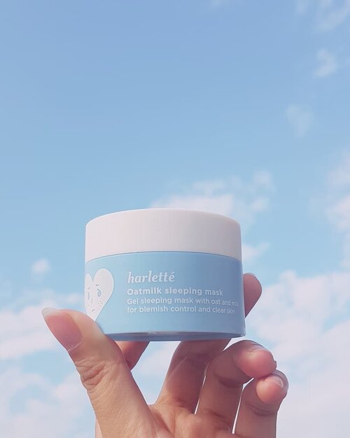 🐾Harlette Oatmilk Night Sleeping Mask 🐾

Packaging cute, kekorea-koreaan. Kalau kata @akpertiwi sampe font-nya mirip Innisfree. Wqwq.
Kemasan jar plastic, matte. Tutup puteran tapi untung nggak licin. Di dalam tutup ada separator. Berguna kalau kalian sering bawa-bawa produk bepergian. Tapi kalau tegeletak di rak kosan aja kayak saya, jujur ribet. Enakan buka tutup langsung colek produk. Toh ini luas penampang mulut botolnya lebih kecil. Di dalam kemasan disertakan juga spatula kecil. + Teksturnya unik. Gel pekat yang terasa banget rich tapi nggak heavy. Agak-agak mirip lem kayu atau lem kanji. Pas dipakai adem tapi ada rasa terlapisi gitu. + Beneran melembapkan. Works very well lah sebagai night cream.
+ Pernah pakai sebagai moisturizer pagi juga baik-baik aja. Saya nggak yang jadi pengen tidur pas kerja. Yes gais, sleeping mask is just a name. + Ada wanginya tapi untung soft banget. - Sayang sekali bikin kulitku breakout. Coba beberapa kali selalu muncul whiteheads di pagi hari setelah malamnya pakai ini ☹

#clozetteid #beautiesquad #beautybloggers #beautybloggerfeatures #beautyjunkie #beautygram #skincare #skincareroutine #skincareaddict #skincareproducts #skincareblogger #skincarecommunity #skincarediary #sleepingmask #sleepingmasklokal #localbrand #localbrandindonesia #localbrandindo