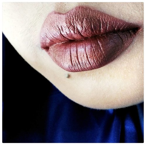 Ganti tone kayaknya seru. On ma lips : @zoyacosmetics metallic lip paint in beatrix. Review lengkap ada di #JurnalSaya #lipswatch#BeautyThings #clozetteid #lipswatcher #LOTD #IndonesianBeautyBlogger #lovelocal #beautiesquad