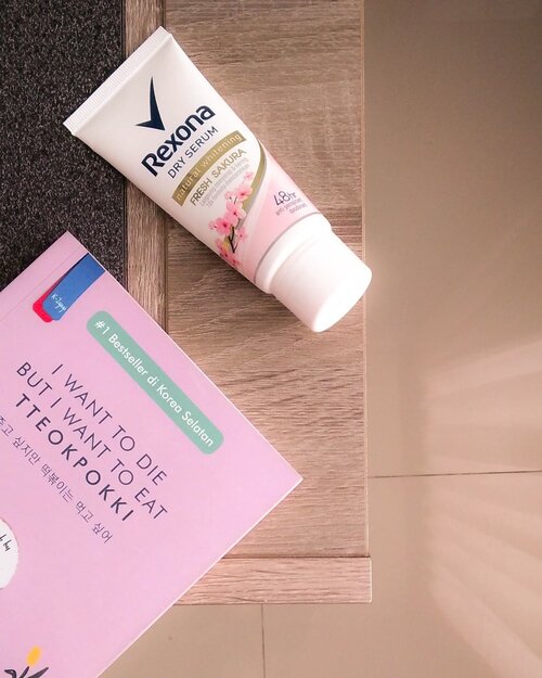 🐾@rexona_id Dry Serum Fresh Sakura🐾⠀⠀⠀⠀⠀⠀⠀⠀⠀⠀⠀⠀⠀⠀⠀⠀⠀⠀Sedang pakai deodoran ini sebulanan lebih. Performanya oke. Saya belum pernah punya keluhan pada deodoran keluaran Rexona.⠀⠀⠀⠀⠀⠀⠀⠀⠀⠀⠀⠀⠀⠀⠀⠀⠀⠀Bukan seperti deodoran roll-on saya yang biasanya, ini bentuknya cream to powder. Pakainya dikit aja lalu diratakan ke ketiak. Setelah dioles ke kulit beneran langsung kering. Wanginya bukan jenis yang saya suka, melainkan jenis yang mudah sekali diabaikan.⠀⠀⠀⠀⠀⠀⠀⠀⠀⠀⠀⠀⠀⠀⠀⠀⠀⠀Enakan mana sama deodoran roll-on? Preferensi sih. Kalau saya tetep lebih suka roll-on punya Rexona yang varian Passion.⠀⠀⠀⠀⠀⠀⠀⠀⠀⠀⠀⠀⠀⠀⠀⠀⠀⠀#clozetteid #beautyreviewer #BeautyThings #beautiesquad @beautiesquad