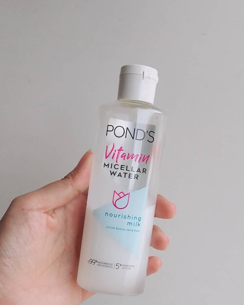 🐾@pondsindonesia Vitamin Micellar Water varian Nourishing Milk🐾Saya sempat bingung saat semua brand berbondong-bondong rilis produk bernama micellar water. Saya nyari-nyari di mana molekul micelles-nya. Setelah baca sana-sini, akhirnya nemu. Micellar water=air+surfaktan.Punya Pond's ini juga nggak berbeda. Isinya air dan surfaktan. Plus minyak. Jadi serupa biphase makeup remover.Dibanding beberapa micellar water sekelasnya, saat ini saya paling suka punya Pond's ini. Bisa ngapus maskara tanpa perih. Pun finish-nya nggak bikin kulit kering.Soal klain mengandung vitamin dan milk essence, abaikan saja. Produk cleanser fungsinya untuk membersihkan. Apalagi ini first cleanser, masih dibilas lagi pakai sabun. Segala jenis vitamin itu juga akhirnya akan mengalir bersama air bilasan kalian ke comberan. WqwqPS: tone nggak senada dengan postingan lain karena belum berhasil install Lightroom di laptop. *sigh#clozetteid #skincarejunkie #micellarwater #beautywriter #beautiesquad