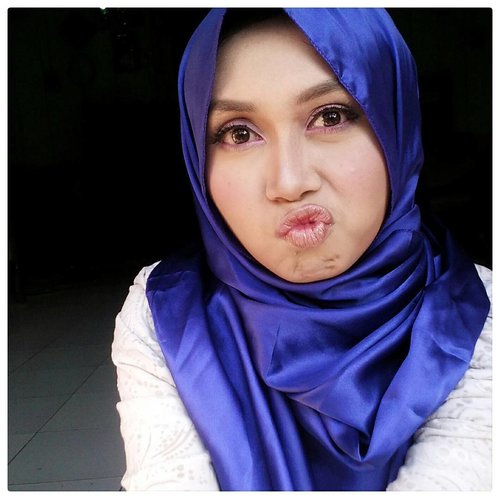 Your face when you were makeup artist in your ex's white veil occasion. And the demon inside your head said : "let's make the bride looks ugly!"
😜😜😜
Swipe for more! 
Kiss kiss
#mobisme #bethechange
#clozetter #clozetteid 
#FOTD #IndonesianHijaber