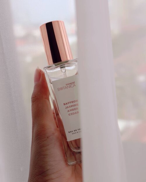 🐾@mineralbotanica Saffron Jasmine Amber Cedar EDT🐾

Baca di @femaledailynetwork, ini dupenya MFK Baccarat Rouge 540. Tentu saja saya nggak tau bau parfum mahal itu aslinya gimana. Konon baunya seperti mbak-mbak wanita karir sukses dagu filler gigi veneer dengan dana darurat aman 12x gaji, portofolio saham selalu ijo dan tabungan 3 hari cukup buat beli aipon boba.

Tapi bukan itu yang bikin saya beli parfumnya Mineral Botanica, melainkan nama variannya. Baca kata amber dan saffron, I'm sold. I'm a big fan of bau rempah oriental.

Lalu gimana bau parfum ini? Saya copy paste catatan saya kronologi saya aja ya. Ini kondisi disemprot di pergelangan tangan, leher, dan belahan dada. Seharian di kamar kosan, tanpa AC. 🌻 9.30 Semprot. Pas masih basah aromanya rempah-fresh-spicy. 🌻 10 menit kemudian, udah kering. Bau menyan menguat. Amber itu mirip banget menyan sih. 🌻 10.10 Bau amber & rempah fading, aroma manis kecium. 🌻 10.30 Aroma makin warm. 🌻 11.48 Aroma masih sama. 🌻 14.15 Bau udah samar kalau diendus langsung di titik semprot. Orang lain jelas udah nggak nyium wanginya.

Begitulah.
Aromanya enak sih. Tapi kurang legit buat saya. Terlalu lembut juga. Kurang rebel. Kurang 'saya'. #ClozetteID #edt #mineralbotanica #parfummica #parfumlokal #dupebaccarat #parfumamber #Beautiesquad #beautygram #beautynesia #tampilcantik #beautubloggerindonesia #beautyblogger #fdbeauty