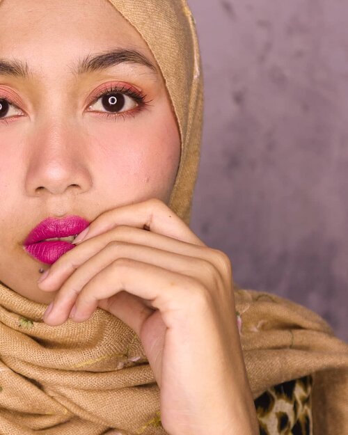 🐾Makeup ke Warteg🐾Product used:@pixycosmetics Concealing Base@fanbocosmetics Acne Loose Powder@eminacosmetics cream blush@mybeautystoryid lip cream Ultraviolet@rire_cosmetic Fork Eyebrow Tint#Eunyul Je T'Aime Curling Mascara@sariayu_mt Eyeshadow Kit J02#MOTD #Clozetteid