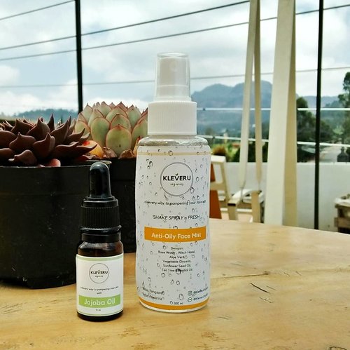 Currently using these two.Face mist & jojoba oil from @kleveruorganics .Review?.#clozetteid #beautiesquad #naturalskincare #localbeauty #faceoil