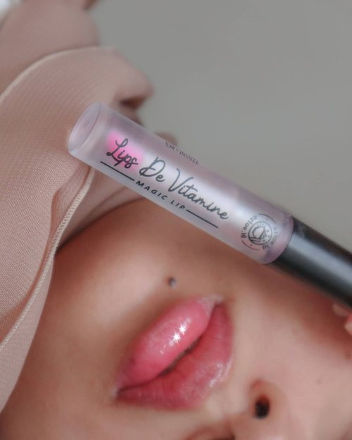 New blogpost alert⚠️Bukan lip balm, bukan lip gloss. Ini produk lip care yang sedang kupakai. Ngasih stain pink natural ke bibir, auto plump, dan nggak transfer ke masker🔥🔥 *penting banget.Isinya Vitamin E, BPOM registered, harga affordable. Review lengkap sekaligus foto before-after ada di blog ya, artikel paling atas. Link di bio🌻🌻---#clozetteid #lipsoftheday #beautiesquad @beautiesquad @azloe.id #skincareblogger #idskincarecommunity #fdbeauty #BeautyThings #JurnalSaya