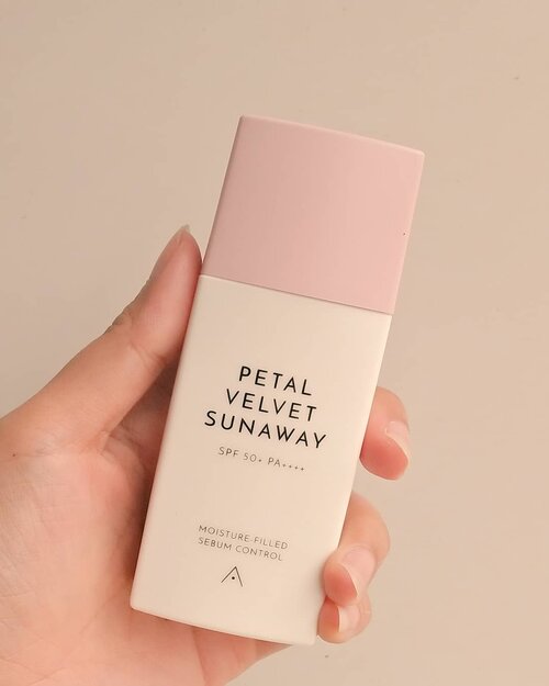 Current fave sunscreen: @altheakorea Petal Velvet Sunaway. - Finish matte, cepet nyerep, dan ringan banget.- Warnanya putih dan jadi whitecast. Tapi saya malah suka karena muka jadi cerahan. Toh dipakainya bukan buat foto studio.- Sunscreen agentnya Zinc Oxide dan Titanium Dioxide, cocok buat yang parno sama chemical sunscreen.- Wanginya enak.- Enggak fungal acne friendly, ada Stearic Acid & Polyglyceryl-6 Poluricinoleate. - Salah satu fiturnya ada sebum control. Beneran ngefek enggak? Well, hari ini saya pakai sunscreen ini aja tanpa foundation. Dari pagi sampai detik ini muka saya belum minyakan sih. Tapi belum nyoba di outdoor.Yang udah nyoba sunscreen ini gimana opininya?#altheakorea #featuredonalthea #altheaangels #semarangbeautyblogger #beautiesquad #clozetteid