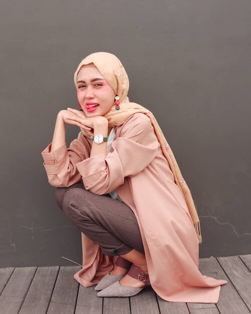 Susah ya, mau bikin foto kayak mbak-mbak Instagram yang effortlessly cakep..Difotoin @iam_mbombilah, memangnya siapa lagi..#ClozetteID #ootd #hijab #hijabootd #earthtones