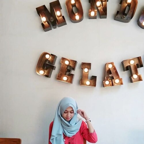 Gud mowning.Week end ngapain? Oiya, ada deadline..Difotoin @iam_mbombi nggak pernah ganti..#sundaymood #clozetteid #semaranglife