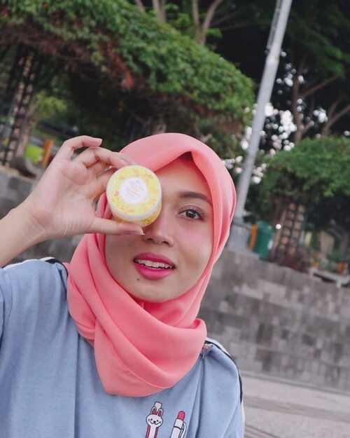 Sudah baca minimalist skincare routine guide? Link-nya ada di bio kalau mau baca.Salah satu produk di list itu asa cleansing balm punya @fanbocosmetics .Harganya mapuluh ribuan aja, nggak nyampe malah pas diskon.Review ada di #JurnalSaya ya, artikel paling atas. Baca dan komenin ya, biar saya semangat ngeblog lagi! Kiss kiss 💋💋 #clozetteid #skincareblogger #skincareroutine #cleansingbalmlokal #localbeauty #beautiesquad