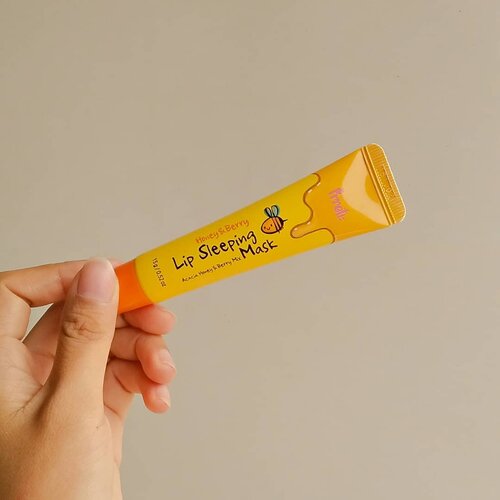 Lip care product terlengket yang pernah saya coba.- Aroma & teksturnya mirip banget madu.- Beneran ngaruh bikin chapped lips jadi moist & kissable.- Tapi sayang terlalu heavy. Ya namanya lip sleeping mask sih. Pas dipakai terasa tebel banget, seperti bibir dilapisin sesuatu gitu. Dan lengket. Kena tangan dikit aja lengketnya lama dan menular.- Di petunjuknya dibilang ini dipakai sebelum tidur dan dibiarkan aja sampai pagi enggak perlu dibilas. Menurut saya sih tetep paginya perlu dibilas ya. Kalau enggak dibilas, sisa residunya bikin tekstur bibir jadi nggronjal (enggak nemu padanan Bahasa Indonesia-nya). Setelah dibilas dan residu lip masknya bersih, baru bibir terasa moist & kissable. Tapi dibilasnya susah! Setebel dan selengket itu loh...Geser kalau mau lihat ingredients listnya.Geser lagi kalau mau lihat tekstur produknya...Get this @prreti_beauty Honey & Berry Lip Sleeping Mask on @altheakorea #clozetteid #beautiesquad #altheaangels #altheakorea #featuredonalthea #lipsleepingmask #koreanbeauty #semarangbeautyblogger