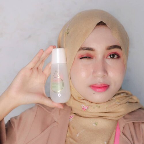 Had so much fun pas foto-foto skincare ini. Fun juga selama nyobain rangkaian produknya.Saya nyobain micellar water, cleansing gel, essence water, face mist yang sekaligus setting spray, dan BB cushion. Yang di foto ini eseence water. Makeup yang saya pakai BB cushion disemprot face mist. Tanpa bedak. Wow kulit saya nampak seperti berlapis jeli (thank to Snow, actually wqwq). Sejauh ini yang paling saya suka essence waternya. Pakainya di step hydrating toner. Enak sih. Cepet nyerep dan beneran hydrating. Star ingredient-nya ekstrak lotus yang kaya antioksidan. Pas saya baca-baca soal benefit lotus untuk kulit, ada manfaat anti aging, skin soothing, dan membantu menyeimbangkan sebum juga. Menarik.Review ada di blog. Artikel paling atas.#JurnalSaya #BeautyThings #Nameera #CantiknyaFitrah #NameeraXClozetteIDReview #ClozetteID #ClozetteIDReview @clozetteid @nameeraid #skincareblogger #halalbeauty #beautybloggerhalal #localbeauty #beautiesquad @beautiesquad