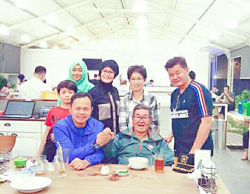 Grandpa with Pak Walikota Bogor @bimaaryasugiarto & his fams ❤💛❤💛❤
smoga kota kelahiranku makin tumbuh berkembang ya Pak, omelin aja Pak kl ada angkot yg suka ngetem smbarangan 😜😜😜
