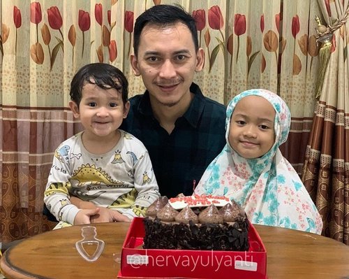 Thank you for making me sane during these quarantine days. We’re making a great team! ♥️Hepi besday Ayah & Rayi 🥰#happybirthday #clozetteid #fams