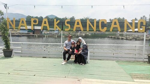 “Family is the best thing you could ever wish for. They are there for you during the ups and downs and love you no matter what.”

Alhamdulilah...

Selamat libur panjang nih nanti..

#family #clozetteid #happymoment #restoran #napaksancang #happy