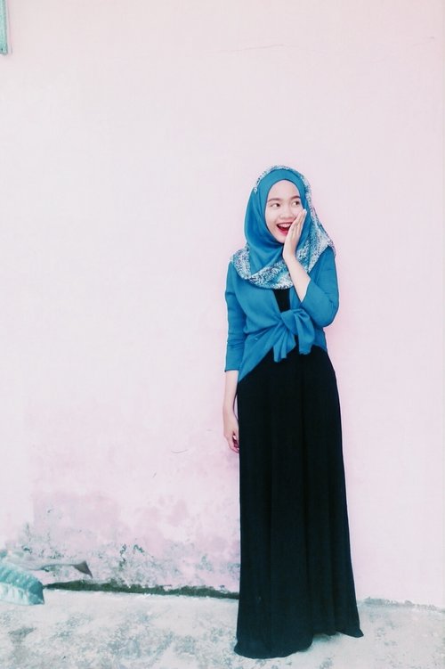 Memakai dress membuatmu terlihat tinggi. Nah, kalau mau terlihat langsing pakenya warna hitam. Selain terlihat tinggi kamu pun terlihat langsing hihi #clozetteID #scarfmagz #ootd #hijab 