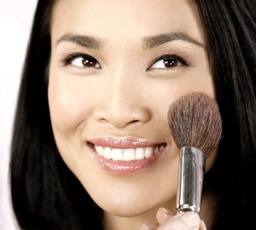 Apply loose powder with powder brush for creating a smooth-skin.