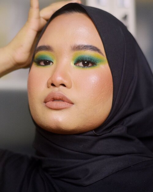 Greens🍃..Details:@roséallday.co The Realest Lightweight Foundation - Honey Beige@makeoverid Powerstay Total Cover Liquid Concealer - Medium & Light-MediumMake Over Silky Smooth Translucent Powder - 07 Vanilla@rollover.reaction Halolight! Luminizing Stick - Sun Gleam@esqacosmetics Bronzer - HavanaMake Over Blush On Single - 07 Scarlett SheenEsqa Highlighter - Budapest@fanbocosmetics Fantastic Eyebrow Pencil - BlackEsqa Freeze! Tinted Brow Mascara - Dark Brown@morphebrushes 35B Color Burst Artistry Palette@lavielash - Bluebell@blpbeauty Lip Coat - Maple Waffle.#makeupbyutiazka #makeupcommunity #makeupoftheday #clozetteid