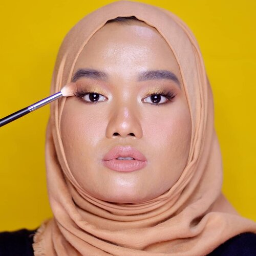 Struggle gue saat pertama kali banget mainan eyeshadow adalah, sulitnya menemukan tutorial pakai eyeshadow untuk bentuk mata monolid. Rata-rata youtuber yang gue temui bentuk matanya double lids (even korean beauty vlogger huhu), dan saat gue coba aplikasikan ke bentuk mata gue ini pun malah jadi susah wkwk. Akhirnya gue menemukan beberapa beauty vlogger yang memiliki bentuk mata monolid, salah satunya @heyclaire yang tutorialnya helpful banget. Kebetulan juga style makeup dia agak nyambung sama style gue hehe. Yaudah latihan terus sampai bisa seperti sekarang❤..Nah makanya gue kepengen juga sharing ke kalian caranya pakai eyeshadow, khususnya untuk mata monolid. Yaa sebenarnya bentuk mata apapun konsep pakai eyeshadow-nya sama aja sih, tapi karena bentuk mata gue monolid, takutnya ada trik yang berbeda ketika mengaplikasikan eyeshadow di mata double lid, makanya gue bisa bilang ini khusus mata monolid. Paham lah ya maksud gue wkwkwk. Di sini gue juga nggak pakai eyelid tape, seperti yang kalian tahu lah gue emang nggak pernah pakai eyelid tape. Bukannya anti atau gimana, tapi lebih karena nggak nyaman aja pakainya hehe. Dan juga gue kepengen embrace my natural eye shape, bahwa monolid eyes juga cakep kok! Nggak perlu minder, karena semua bentuk mata itu cantik❤❤..(Karena zuzur gue dulu minder banget sama bentuk mata gue yg sayu, kelihatan males, ngantuk, sekaligus galak wkwk. Tp sekarang malah bangga dan seneng banget punya bentuk mata begini uwu)..Yodah buat teman-teman yang pengen tahu gimana tutorialnya, silakan mampir ke channel youtube gue yaa. Link-nya di bio. Semoga bermanfaat💛💛..#makeupbyutiazka #clozetteid #makeupcommunity