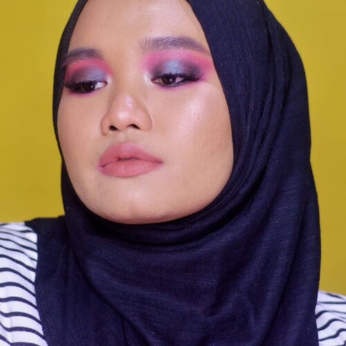 Look kedua menggunakan @beautyofsaira The Beauty Pass Around The World Palette ✈..Tap link di bio untuk review lengkap produknya yaa ❤..Details:@lavielash - Bluebell@makeoverid Eyeliner Pencil - Black Jack@esqacosmetics The Goddess Cheek Palette - Aphrodite@kaiebeauty Lip Mousse - 01@rollover.reaction SUEDED! Lip & Cheek Cream - Maxwell.#clozetteid #bunnyneedsmakeup #setterspace #motd #makeupbyutiazka #kbbvbyacb #bloggerceria #bosbabe