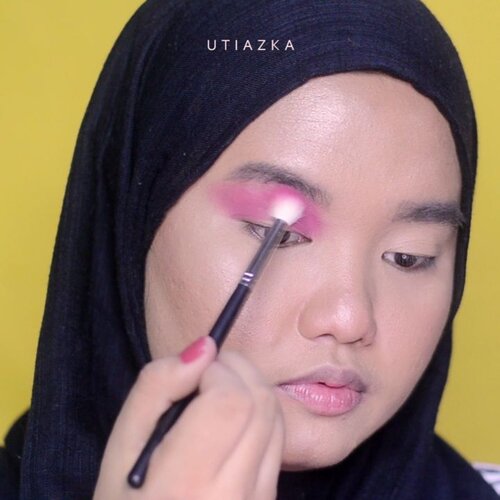 Mini tutorial dari look kedua menggunakan @beautyofsaira The Beauty Pass Around The World Palette✈. Full tutorial + review-nya bisa kalian cek di channel gue yaa silakan tap link di bio 🌹..Details:@beautyofsaira The Beauty Pass Around The World Palette@lavielash - Bluebell (dua lapis hehe)@makeoverid Eyeliner Pencil - Black Jack@kaiebeauty Lip Mousse - 01@rollover.reaction SUEDED! Lip and Cheek Cream - Maxwell.Music:@cluelesskit - Rain via @hellothematic ❤..#clozetteid #bunnyneedsmakeup #beautychannelid #setterspace #bloggerceria #thematiccreators #kbbvbyacb #magellanictivity #makeupbyutiazka #makeupcommunity #crueltyfreemakeup  #makeuptutorial