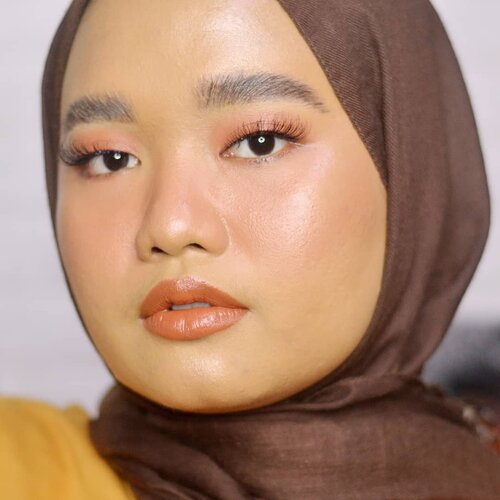 Kala🍂..CHUNKY! Lip & Cheek Crayon in #DiKalaSenja by @rollover.reaction x @putrimarino & @rachelajeng 🧡..#clozetteid #rolloverreaction #kbbvmember #RolloverReactionswatchesbyutiazka