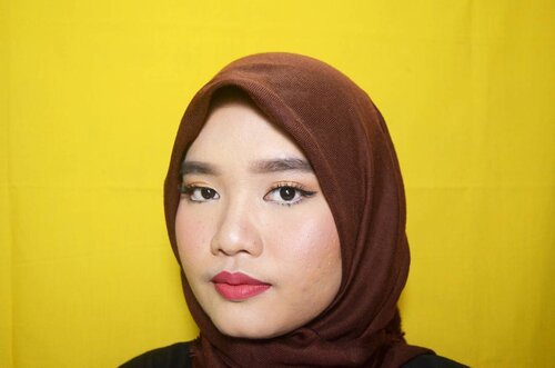 Produk-produk yg gue pakai di #MagicalSparklingLook ini: .[FACE]sama kayak Spring Makeup Look kemarin hahaha males nulis lagi😂.[EYES]Etude House Drawing Eyebrow shade Dark BrownInez Cosmetics Color Contour Plus Eye Shadow Collection shade 05 Venice (yg gold buat di seluruh kelopak mata, yg coklat tuanya di outer v, dan warna terangnya buat inner corner)Catrice Sun Glow Matt Bronzing Powder shade Darker Skin (buat transisi)Maybelline The Nudes Palette (cuman pake yg goldnya buat di tengah kelopak mata)Maybelline The Falsies MascaraLavie Lash - SnowdropWardah Eyeliner Pencil yang putih buat waterlineWardah EyeXpert Eyeliner GelJacquelle Invisible Eyelid - Honey Lace.[LIPS]Wardah Exclusive Matte Lip Cream shade 12 Plum it Up#clozetteid#makeuplook #makeupbyutiazka #blogger #beautyblogger #motd #makeupoftheday #beautyandthebeast #princessbelle