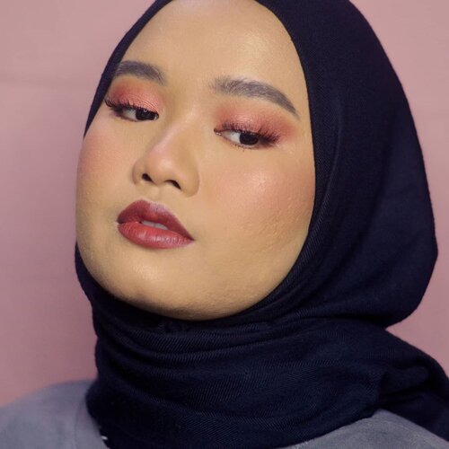 Belum mainan warna dulu ya gaess hehe ide ogut banyak tp harus sabaarr eksekusi satu-satu hehe😊❤..Btw akhirnya nyobain BLP Face Base sama Face Concealer!! Videonya inshaa Allah up Rabu yah, Minggu besok udah siapin video lain. Semoga suka💞..Details:@blpbeauty Face Base - W30BLP Face Concealer - HoneyBLP Face Powder - Medium BeigeBLP Face Glow - Sunset & Sunrise@esqacosmetics Bronzer - Havana@dearmebeauty Perfect Eyebrow Contour - Granite GreyEsqa Freeze Tinted Brow Mascara - Dark Brown@__buma Imajinasi Eyeshadow Palette@lavielash - BluebellBLP Lip Bullet - Licorice.#makeupbyutiazka #clozetteid #makeupoftheday #makeupcommunity #crueltyfreebeauty #blpgirls