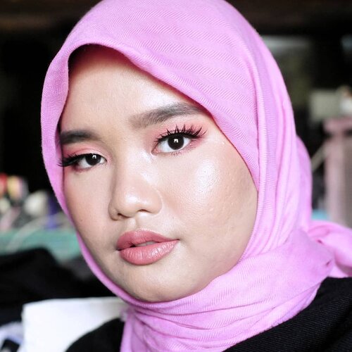 Masih dengan bekgron kaga proper geng👏 fokus makeup-nya aja yha ok?Ceritanya lagi belajar no makeup-makeup, natural makeup with dewy and healthy looking skin, e malah nggak tahan pakai bulmat anti radiasi ultraviolet🌞. Mon maap tanganqu tida quwadddd beb😭. #clozetteid #makeupbyutiazka #makeuplook #motd