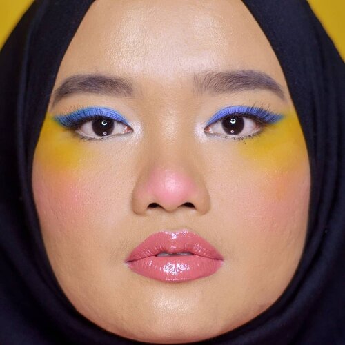 Badut look is the luuurrvvv💙💛❤. Makeup inspired by the mother of Piksi @cindercella 😚❤..Details:@morphebrushes 35B Colour Burst Artistry Palette@lavielash - Bluebell@blpbeauty Face Glow - Sunset & Sunrise@makeoverid Intense Matte Lip Cream - 004 Vanity@fentybeauty Gloss Bomb Universal Lip Luminizer - Fenty Glow.#makeupbyutiazka #monolideyemakeup #makeupcommunity #clozetteid #crueltyfreebeauty #GlossBomb