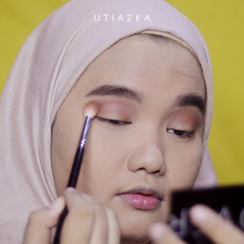 HAPPY NEW YEAR EVERYONE!! Semoga tahun 2019 ini kita semua bahagiaaa❤❤. Full Glam 2019 New Year Makeup Tutorial sudah up di youtube. Silakan nonton lengkapnya di channel gue yaa. Silakan klik link yang ada di bio❤..DETAILS:@roseallday.co The Realest Lightweight Foundation - Beige.@deciem The Ordinary Coverage Foundation - 2.1 Y.@innisfreeindonesia Mineral No Sebum Powder.@makeoverid Riche Glow Face Highlighter.@minuet.official Makeupl Palette.@sleekmakeup I-Divine Eyeshadow Palette - Vintage Romance.@makeoverid Trivia Eyeshadow - Emperor Brown.@artisanpro Voile TO1794.@kaiebeauty Lip Mousse No. 01.@fentybeauty #GlossBomb Universal Lip Luminizer shade #FentyGlow..Music: Roses by @skeetonthebeatVia @hellothematic .#clozetteid #bunnyneedsmakeup #SociollaBloggerNetwork #beautychannelid #setterspace #bloggerceria #kbbvbyacb #beautiesquad #beautyjournal #magellanictivity #makeupbyutiazka #makeupcommunity #crueltyfreemakeup #thematiccreators #makeuptutorial #RoséandSlay