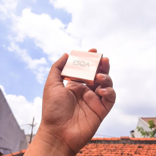 🤎Esqa Bronzer shade Havana🤎.
.
Waktu bronzer gue udah pada habis, bingung bgt mau beli bronzer apa gara2nya banyakan yg dijual modelan face palette. Sedangkan gue butuhnya bronzer aja. Terus pas tau Esqa bikin single bronzer gue seneng bgtt walau sempat ragu karena pannya kecil, takut cepat habus hahaha.
.
Tp ternyata dia pigmented bgt cuy gue ampe hati2 bgt ngambil produknya. Jd pake dikit aja udh cukup bgt sih, kayaknya bakalan awet kalo begini hahaha. Formulanya nggak terlalu powdery, dan gampang bgt diblend. Shade Havana ini warnanya deep warm brown jadi cocok bgt utk warna kulit medium to tan skintone.
.
Karena dulu gue sempet beli face palette-nya Esqa, senengnya single bronzer ini (termasuk single blush dan single highlighter yg mereka punya juga) bisa dipasang lg ke face palette yg udh gue punya. Jd enakdeeh kalo nanti blush/highlighter-nya habis bisa di-refill aja🥰.
.
Yg gue krg suka paling di kemasannya yg gampang lecet :( jd kalo lecet dikit lgsg ga keliatan cakep lagi ☹.
.
So far suka bgt! Mau repurchase tp pgn coba bronzer merk lokal lainnya. Seneng akhirnya brand lokal bikin bronzer huhu🥺❤.
.
#utimengulascepat #clozetteid #beautyreview #esqacosmetics #bronzer #crueltyfreebeauty #makeupcommunity