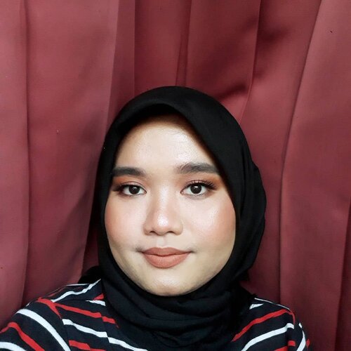 Jangan bosan dengan coklat hangat (read: warm brown). Details:
@roseallday.co The Realest Lightweight Foundation - Beige
@pac_mt Contouring Kit
@makeoverid Trivia Eyeshadow - Emperor Brown
@blpbeauty Lip Coat - Maple Waffle

#clozetteid #makeupoftheday #makeupbyutiazka #motd #makeoverid #blpgirls #blpbeauty #onthelips #RoséandSlay