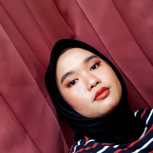 Kalikali miring🙃..Btw, happy friday!! And have a nice weekend💖💖..#clozetteid #makeupbyutiazka #makeupoftheday #motd #setterspace #rolloverreaction